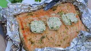 Семга на углях с зеленым маслом