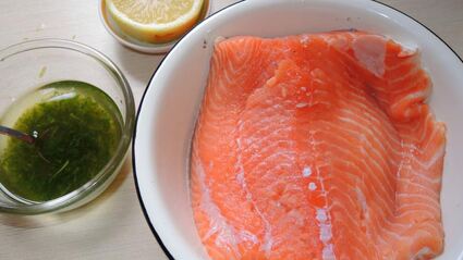 семга на углях с зеленым маслом