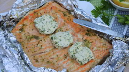 семга на углях с зеленым маслом