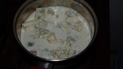 семга с голубым сыром и брокколи