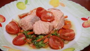 Семга с морковным салатом