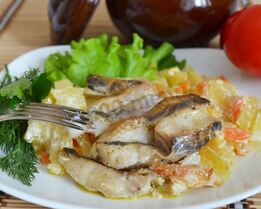 Скумбрия в майонезе в духовке запеченная с луком в фольге