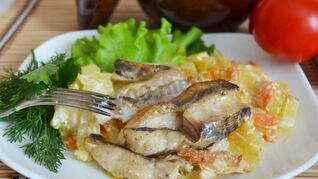 Скумбрия в майонезе в духовке запеченная с луком в фольге