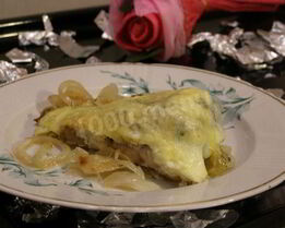 Толстолобик с луком и сметаной в духовке