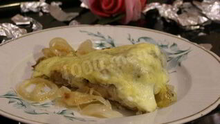 Толстолобик с луком и сметаной в духовке