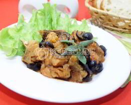 Треска с помидорами и маслинами