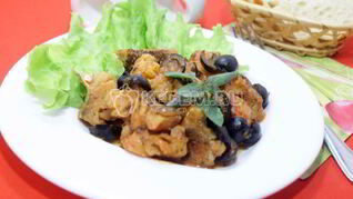 Треска с помидорами и маслинами