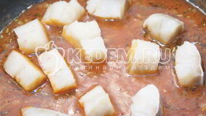 треска с помидорами и маслинами