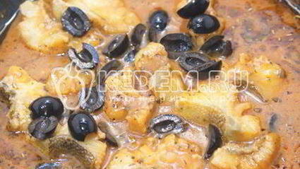 треска с помидорами и маслинами