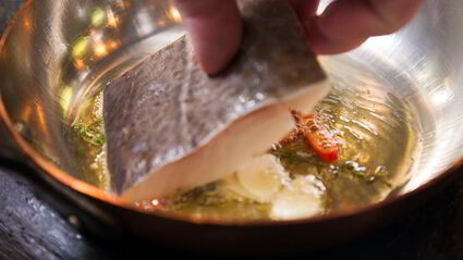 треска в чесночном соусе