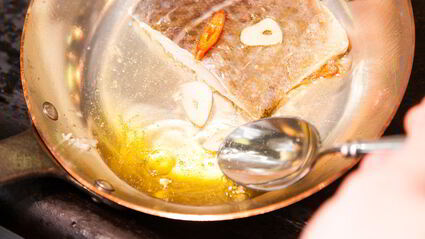 треска в чесночном соусе