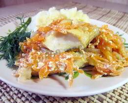 Тушеный минтай с луком и морковью