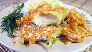 Тушеный минтай с луком и морковью