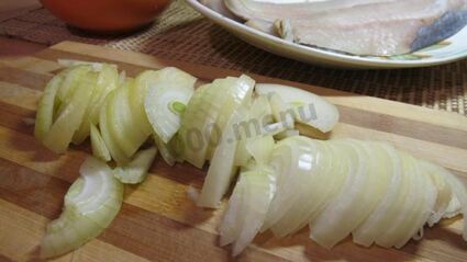 тушеный минтай с луком и морковью