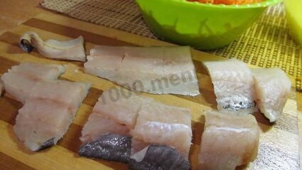 тушеный минтай с луком и морковью