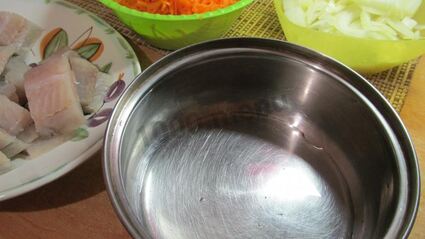 тушеный минтай с луком и морковью