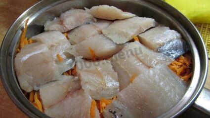 тушеный минтай с луком и морковью