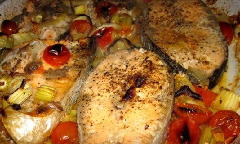 Рецепт запеченая семга с помидорами и сельдереем