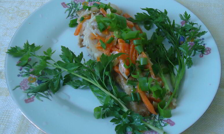 Рецепт жареная камбала с морковью, луком и сметаной