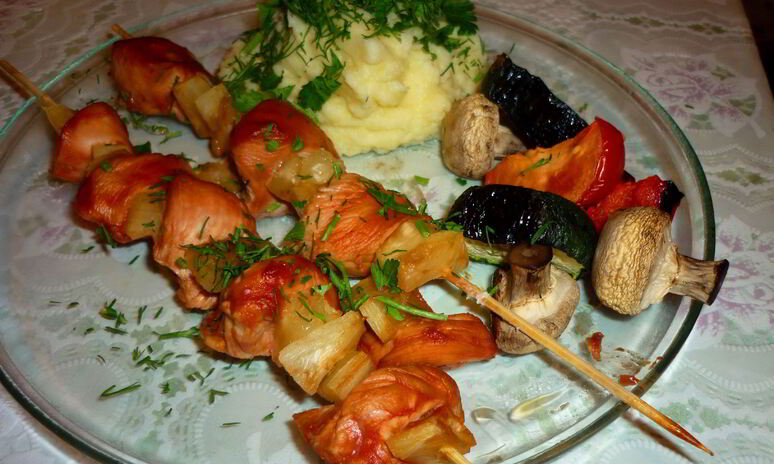 Рецепт куриный шашлык по-домашнему с грибами и ананасами