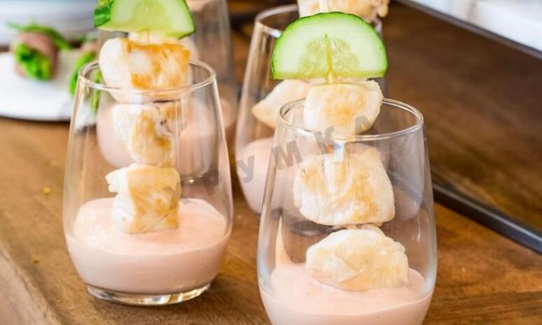 Рецепт куриные шашлычки со свежим огурцом и соусом