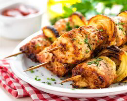 Куриные шашлычки в соусе якитори на шпажках