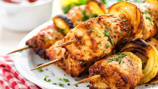 Куриные шашлычки в соусе якитори на шпажках