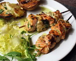 Разноцветный рыбный шашлык