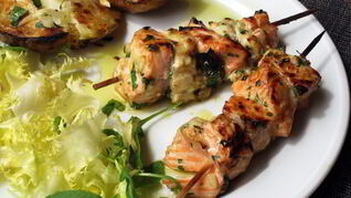 Разноцветный рыбный шашлык