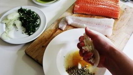 разноцветный рыбный шашлык