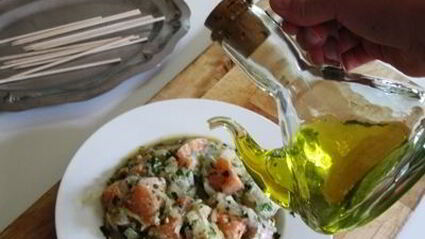 разноцветный рыбный шашлык