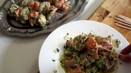 разноцветный рыбный шашлык