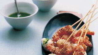 Шашлычки из моцареллы и креветок с соусом из базилика