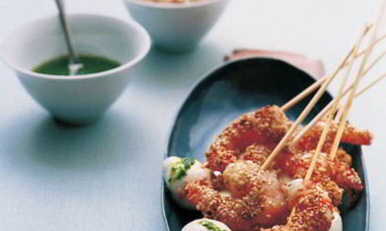 Рецепт шашлычки из моцареллы и креветок с соусом из базилика