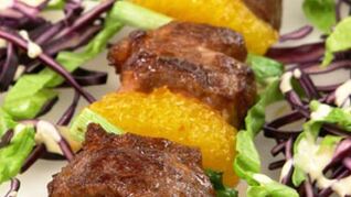 Шашлычок из баранины с апельсинами и овощным салатом