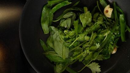 шашлычок из куриного филе с кокосовым супом