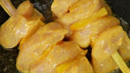 шашлычок из куриного филе с кокосовым супом