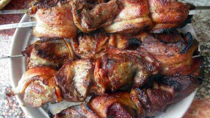 шашлык из говядины в беконе