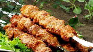 Шашлык из индейки с салом