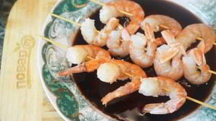 шашлык из креветок с кунжутом