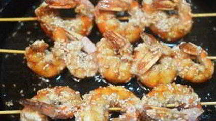 шашлык из креветок с кунжутом