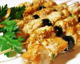 Шашлык из курицы с маслинами в соевом маринаде