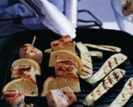 Шашлык из рыбы-меч с жареными кабачками