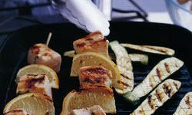 Рецепт шашлык из рыбы-меч с жареными кабачками