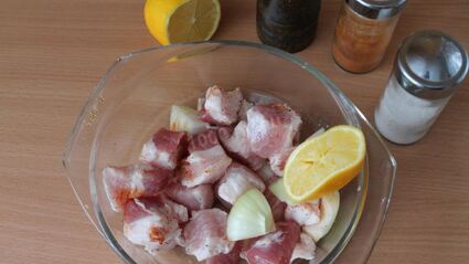 шашлык из свинины с лимоном и луком