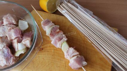 шашлык из свинины с лимоном и луком