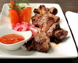 Шашлык из свинины в белом вине на сковороде