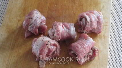 шашлык из свинины в виде рулетиков