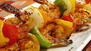 Шашлык с креветками и овощами