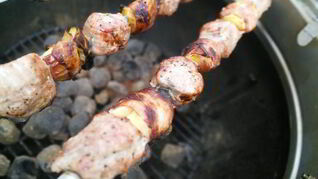 Яблоки в беконе к шашлыку